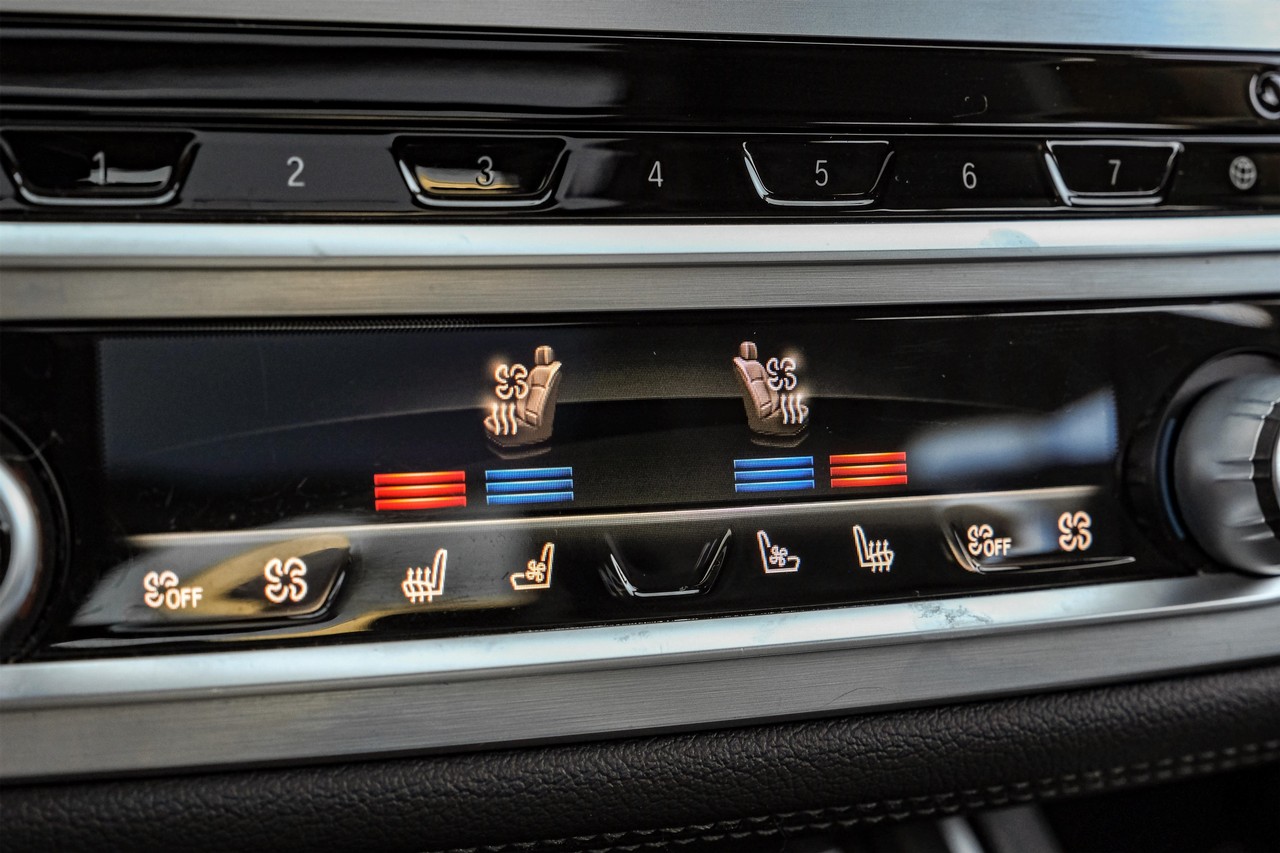 BMW 750i Vehicle Main Gallery Image 31