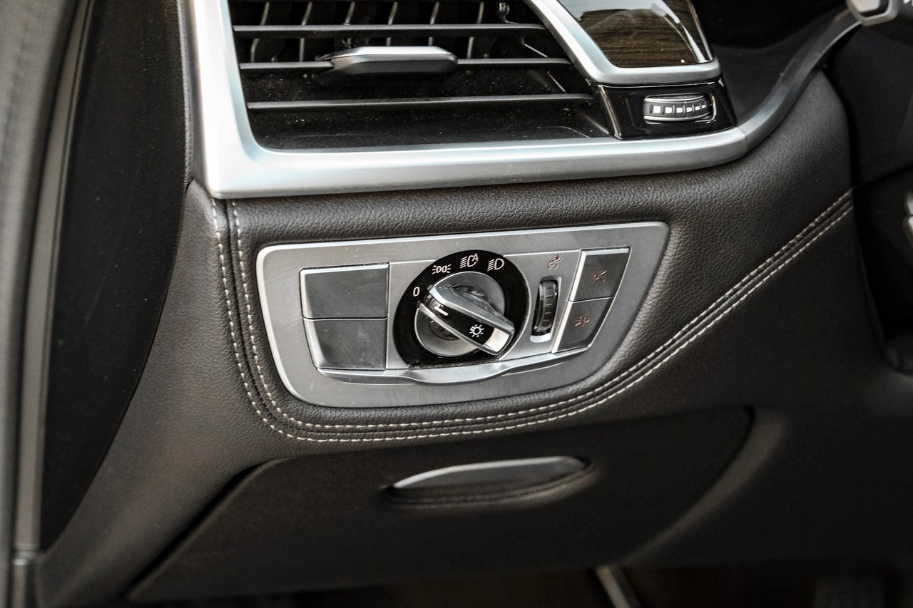 BMW 750i Vehicle Main Gallery Image 32