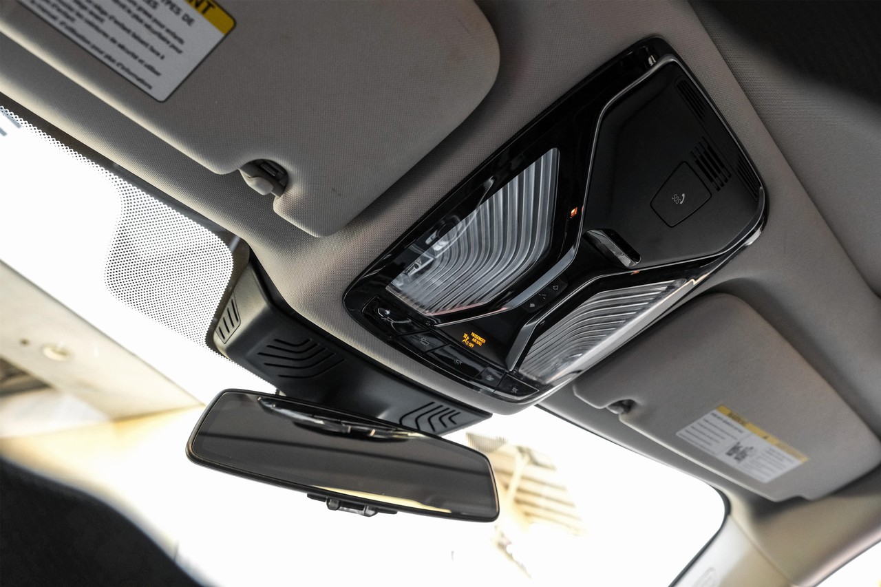 BMW 750i Vehicle Main Gallery Image 33