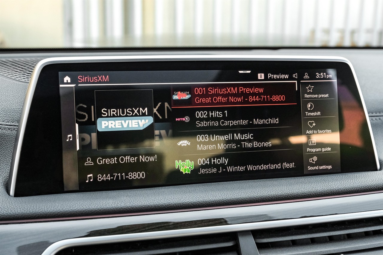 BMW 750i Vehicle Main Gallery Image 34