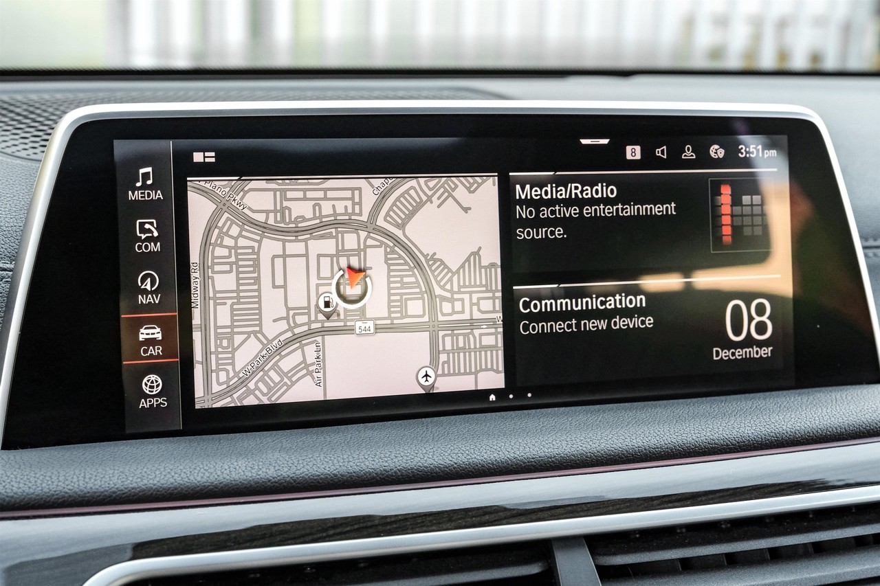 BMW 750i Vehicle Main Gallery Image 35