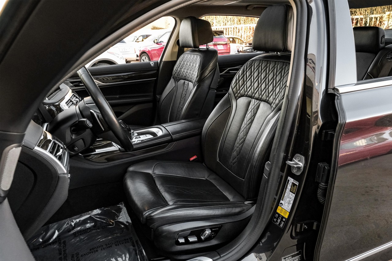 BMW 750i Vehicle Main Gallery Image 36