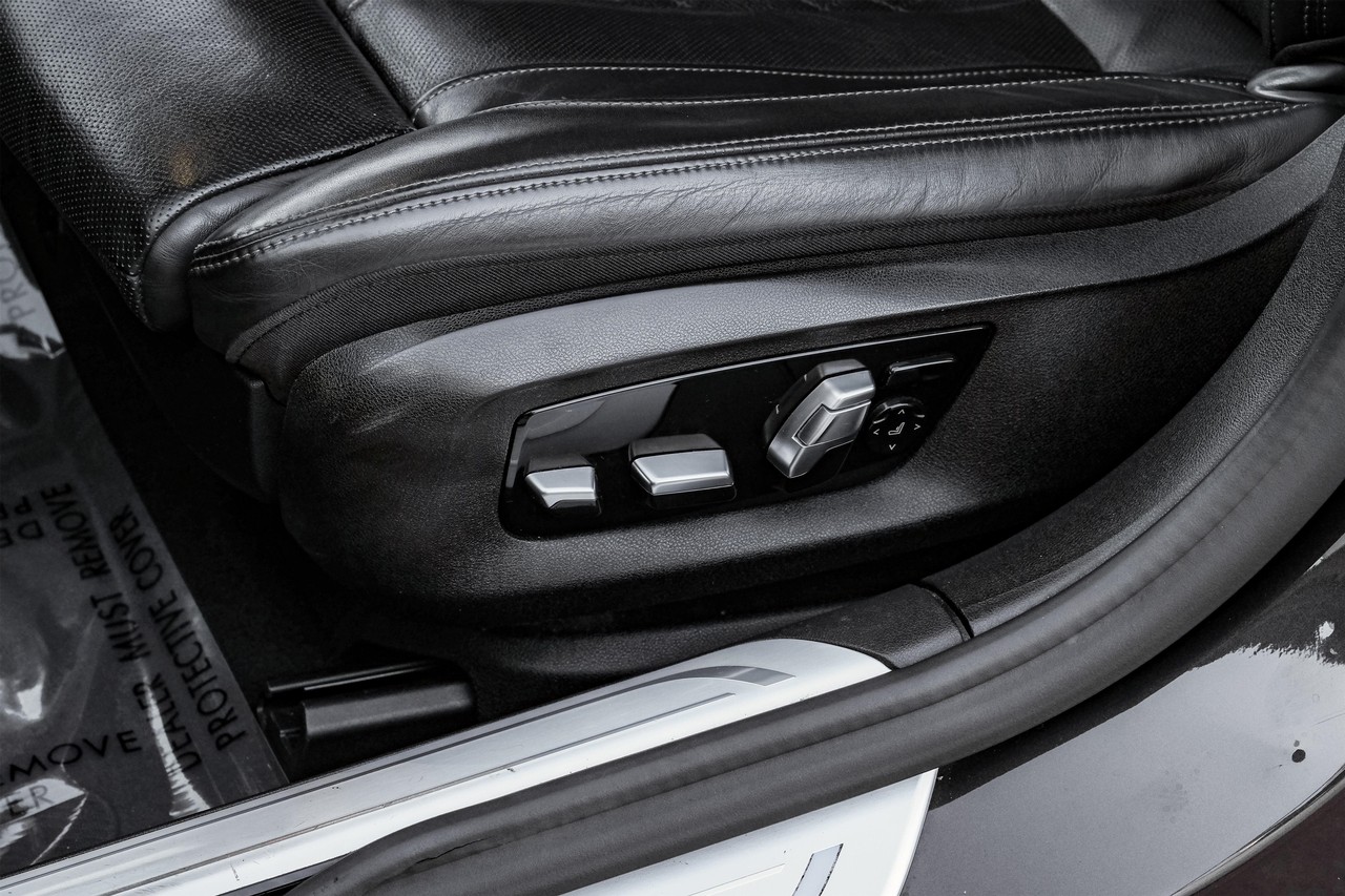 BMW 750i Vehicle Main Gallery Image 37