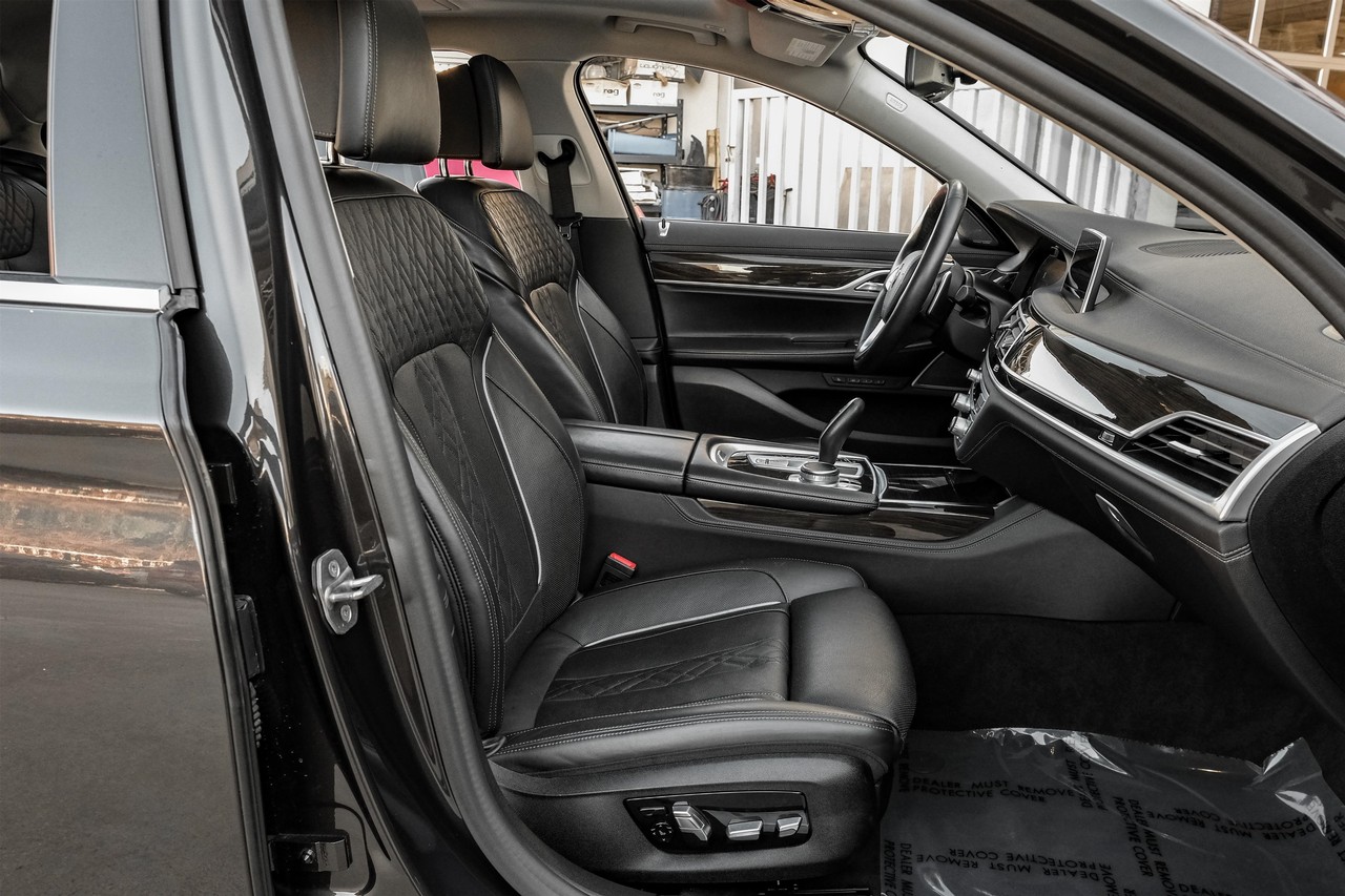 BMW 750i Vehicle Main Gallery Image 38
