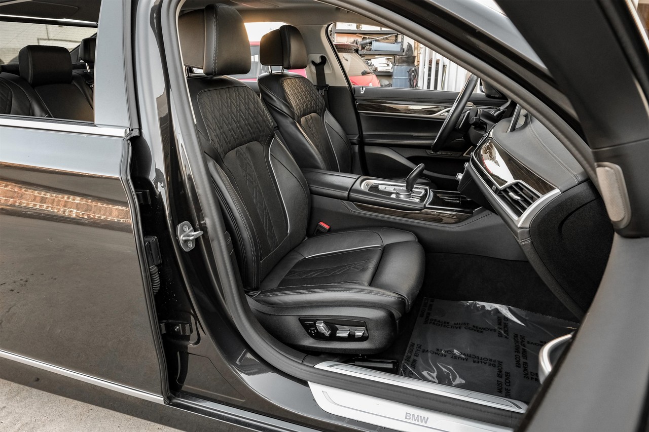 BMW 750i Vehicle Main Gallery Image 39