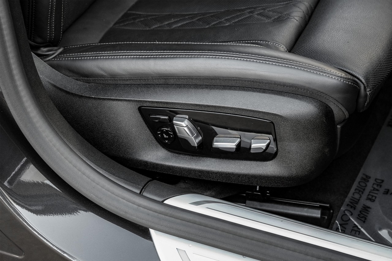 BMW 750i Vehicle Main Gallery Image 40