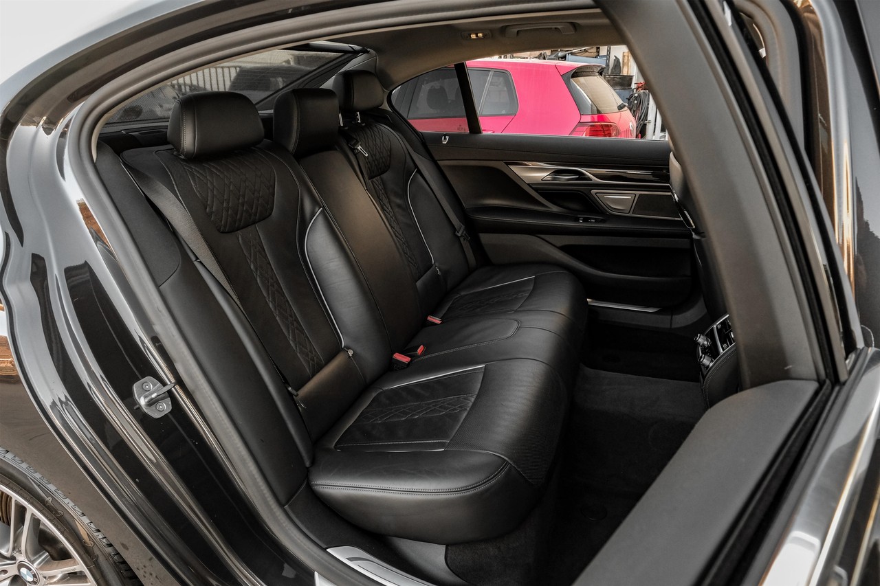 BMW 750i Vehicle Main Gallery Image 41