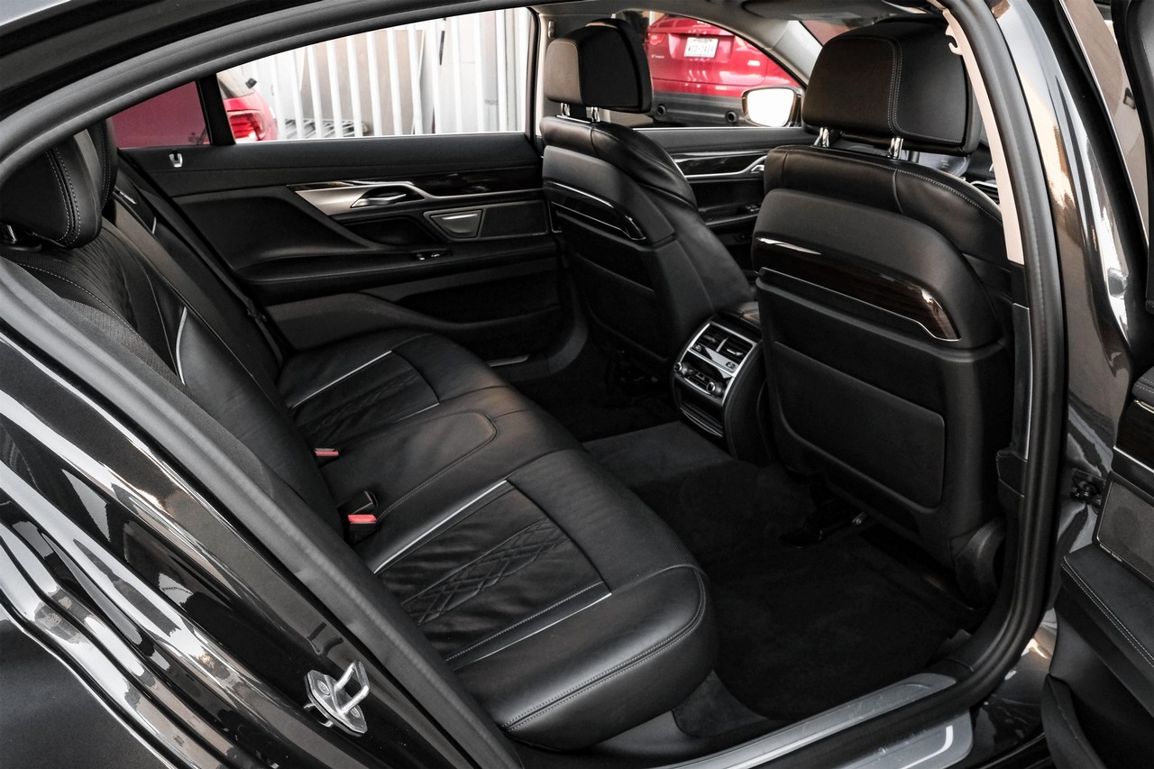 BMW 750i Vehicle Main Gallery Image 42