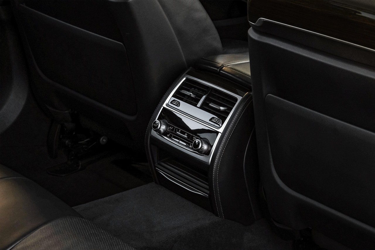 BMW 750i Vehicle Main Gallery Image 43