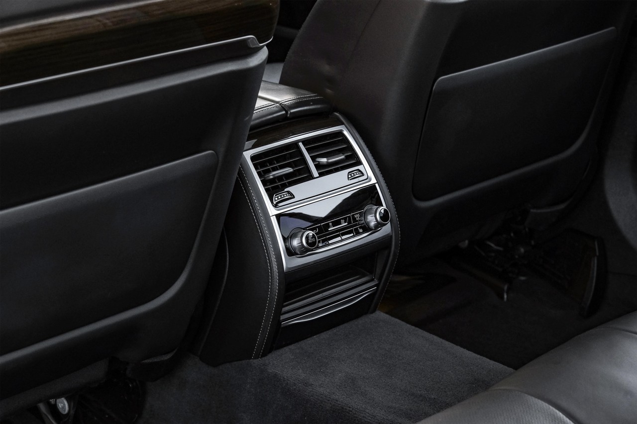 BMW 750i Vehicle Main Gallery Image 44