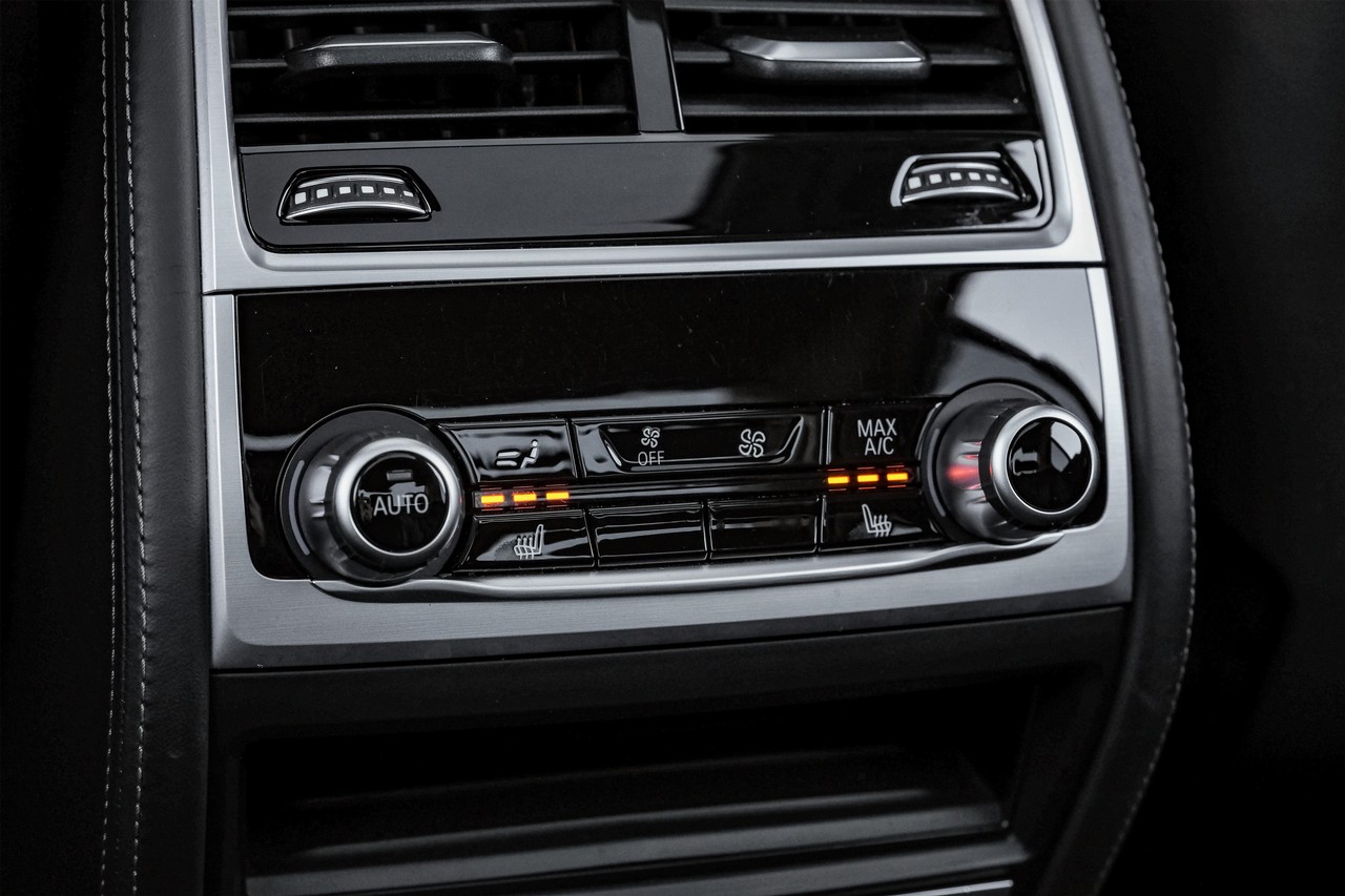 BMW 750i Vehicle Main Gallery Image 45