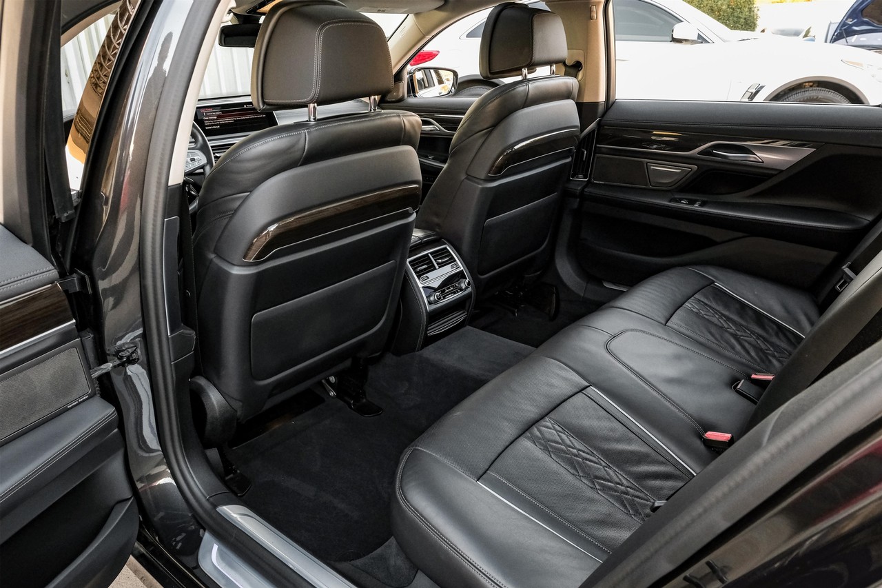 BMW 750i Vehicle Main Gallery Image 46