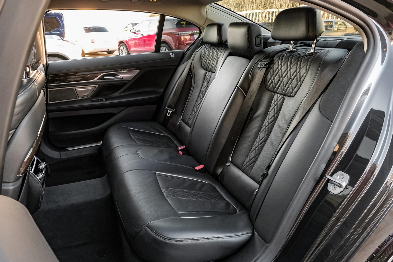 BMW 750i Vehicle Main Gallery Image 47