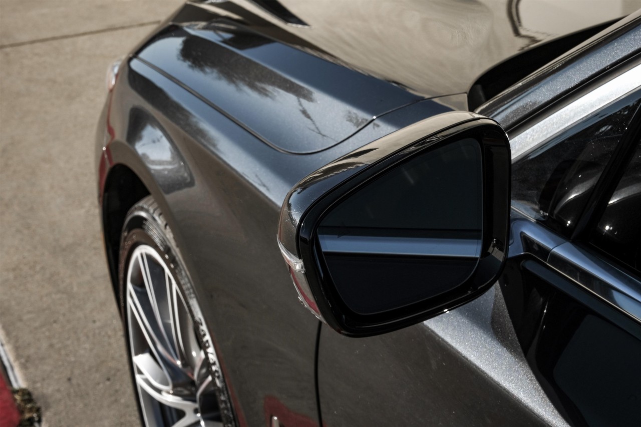 BMW 750i Vehicle Main Gallery Image 49