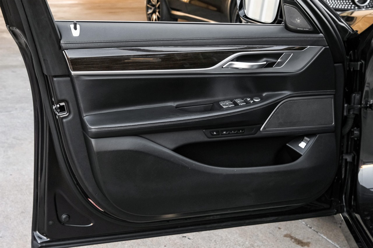 BMW 750i Vehicle Main Gallery Image 50