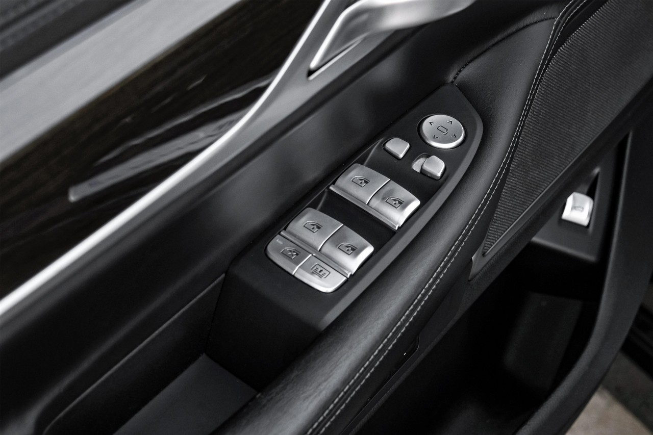 BMW 750i Vehicle Main Gallery Image 51