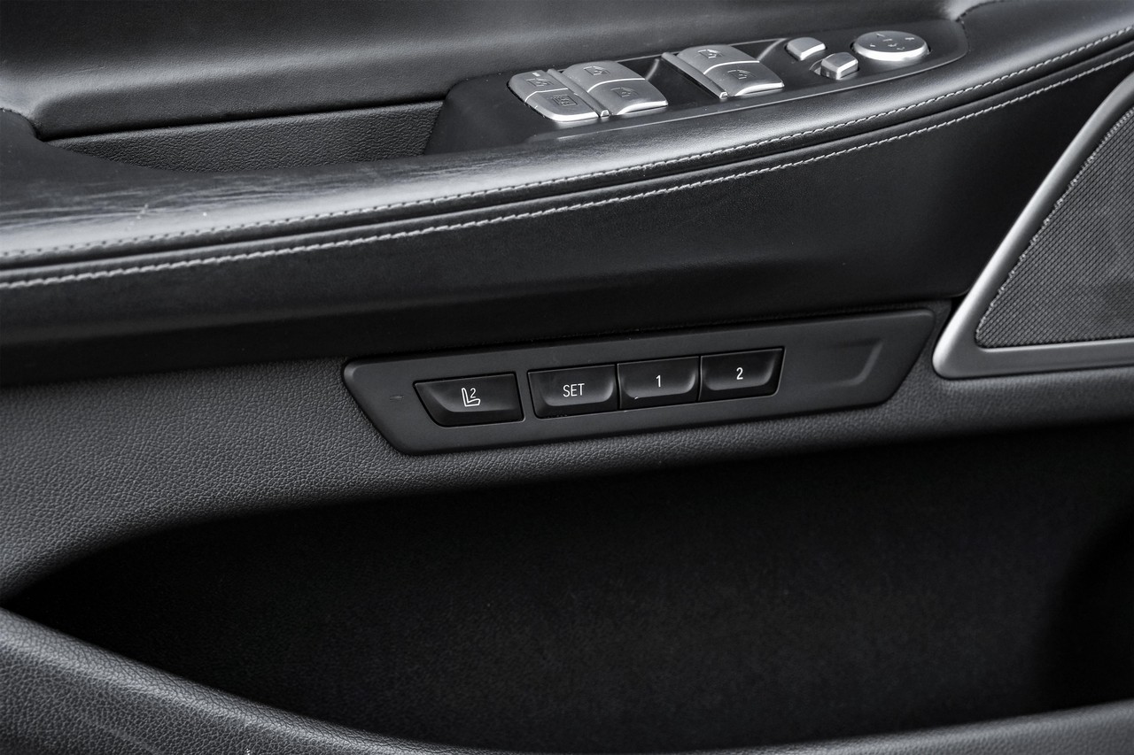 BMW 750i Vehicle Main Gallery Image 52