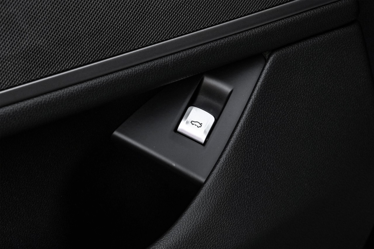 BMW 750i Vehicle Main Gallery Image 53