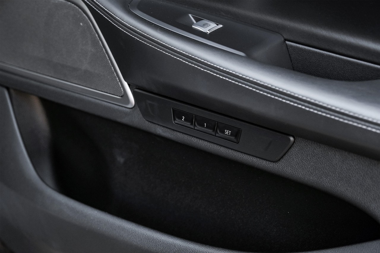 BMW 750i Vehicle Main Gallery Image 54