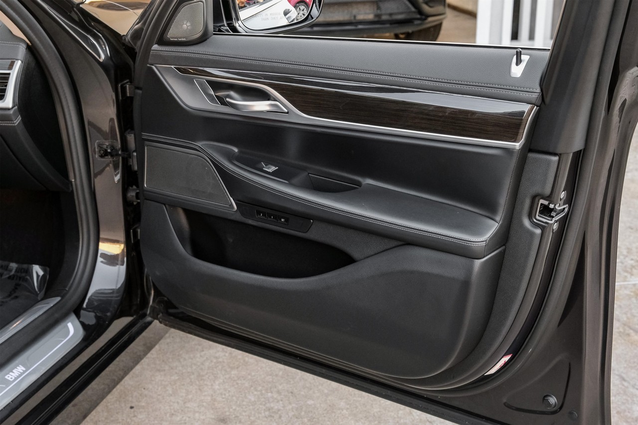 BMW 750i Vehicle Main Gallery Image 55