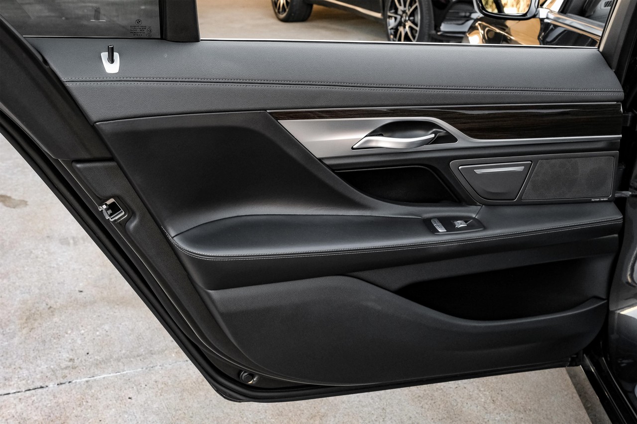 BMW 750i Vehicle Main Gallery Image 56