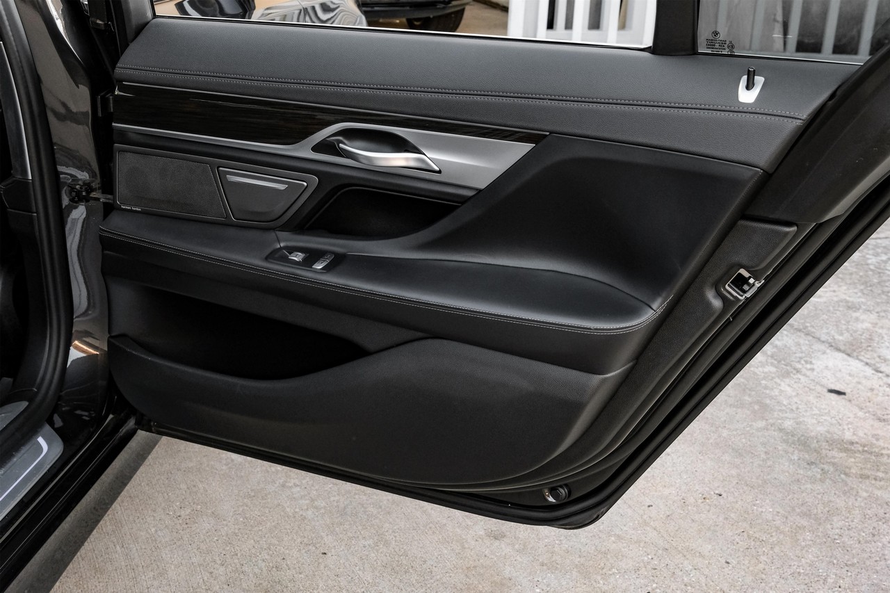 BMW 750i Vehicle Main Gallery Image 57