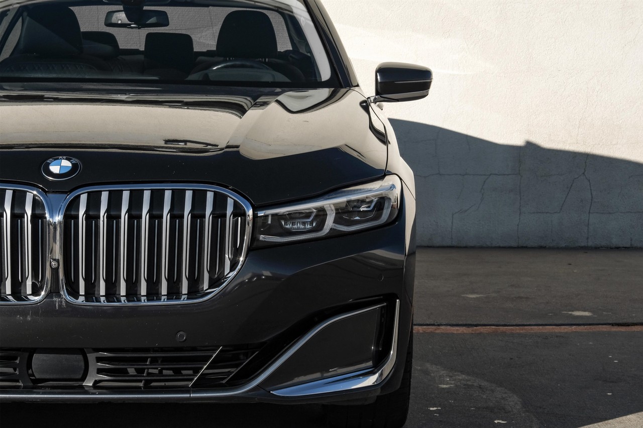 BMW 750i Vehicle Main Gallery Image 58