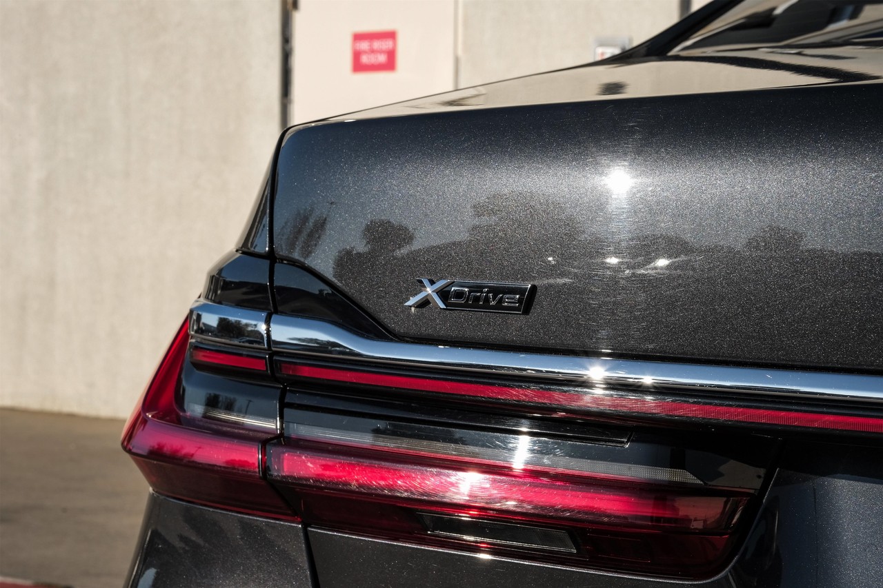 BMW 750i Vehicle Main Gallery Image 60