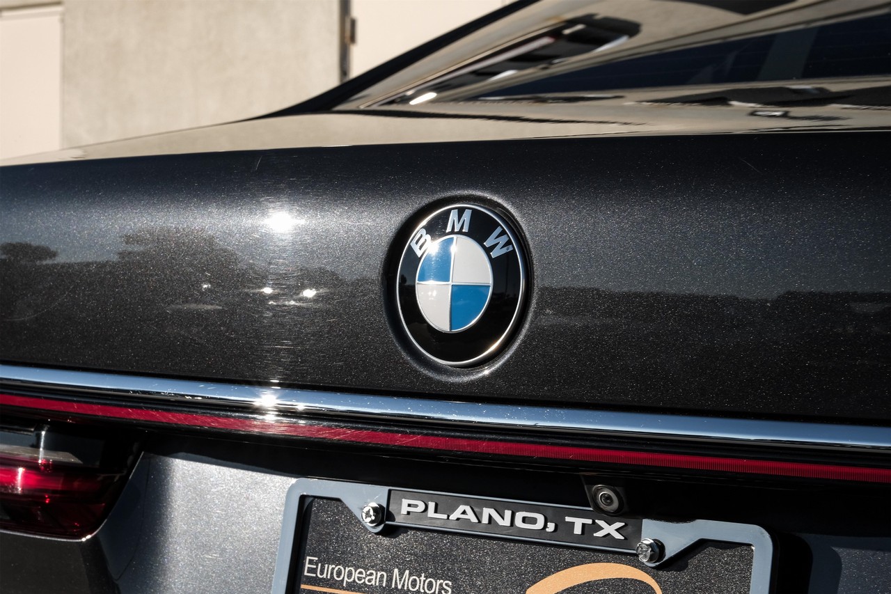 BMW 750i Vehicle Main Gallery Image 61