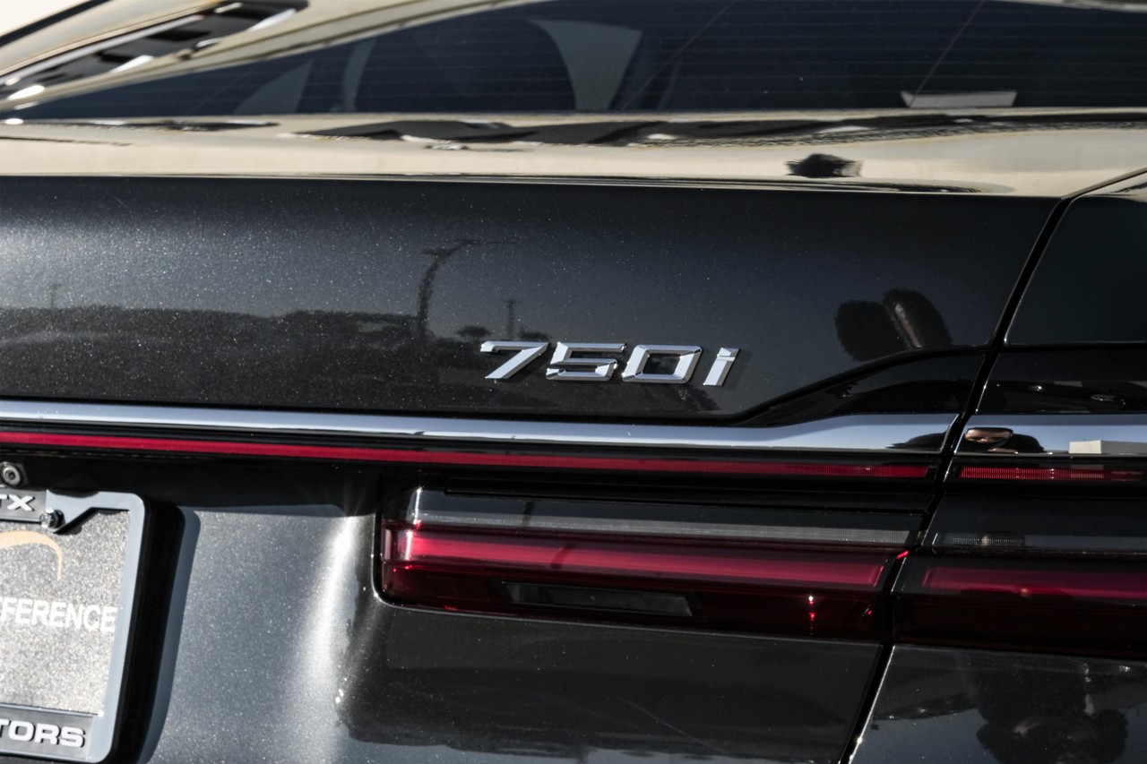BMW 750i Vehicle Main Gallery Image 62