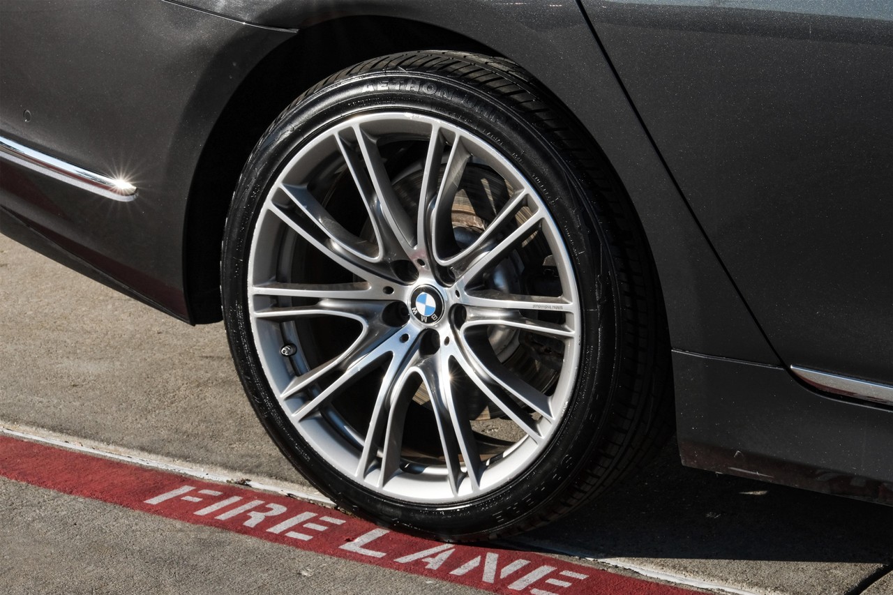 BMW 750i Vehicle Main Gallery Image 63