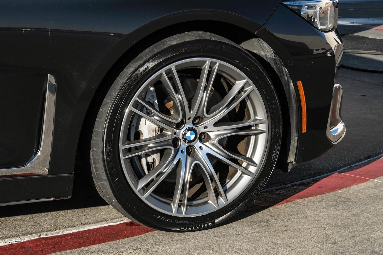 BMW 750i Vehicle Main Gallery Image 64