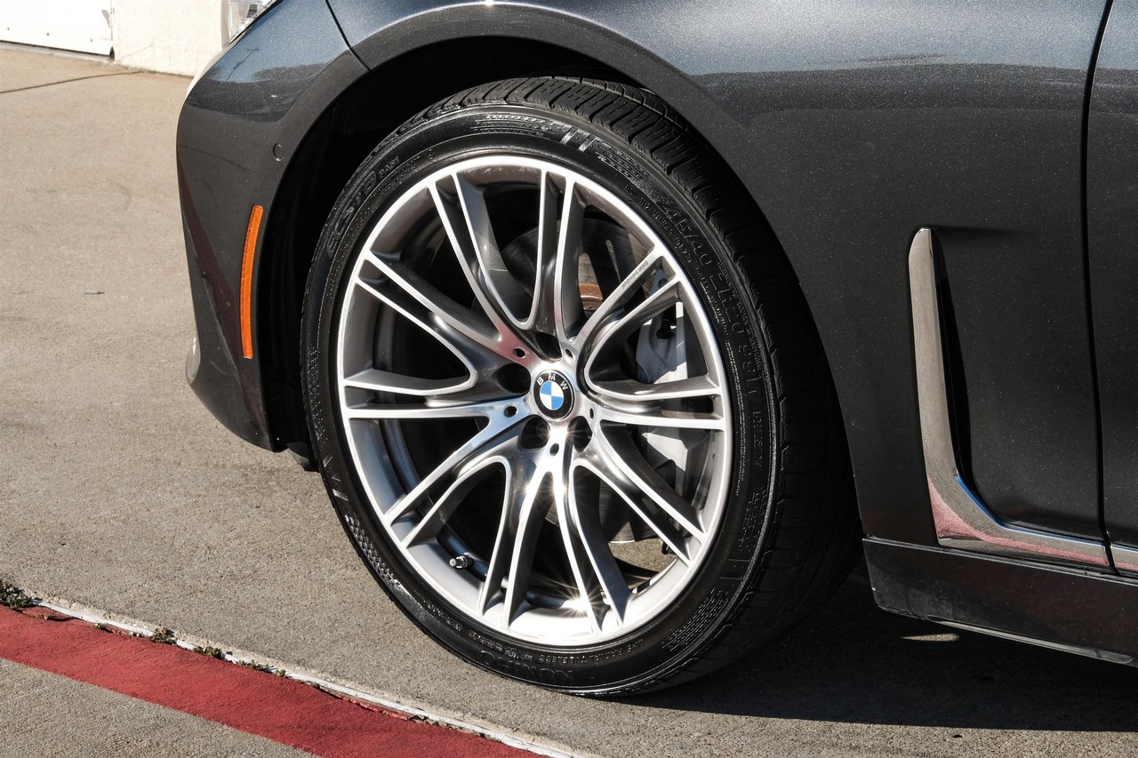 BMW 750i Vehicle Main Gallery Image 65