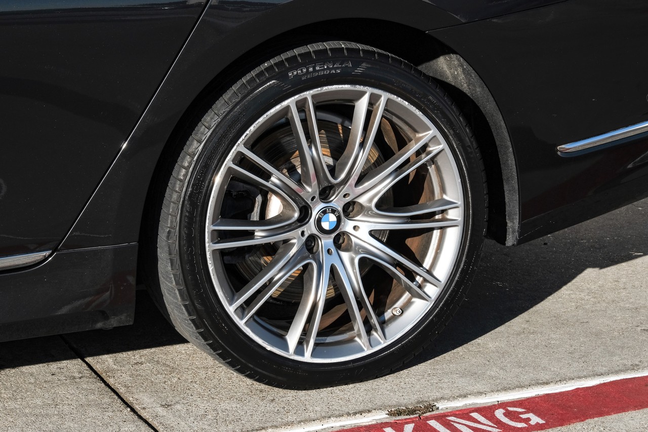 BMW 750i Vehicle Main Gallery Image 66