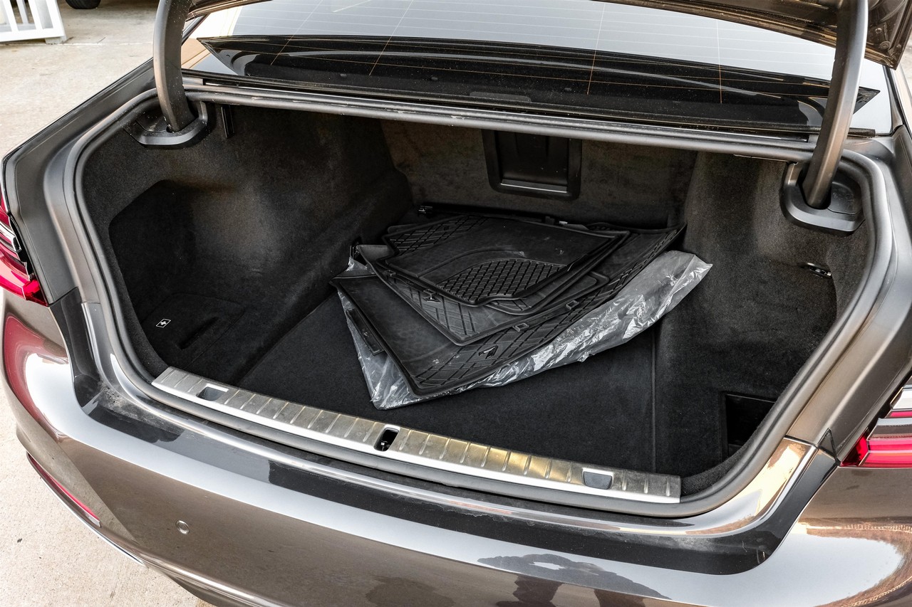 BMW 750i Vehicle Main Gallery Image 67