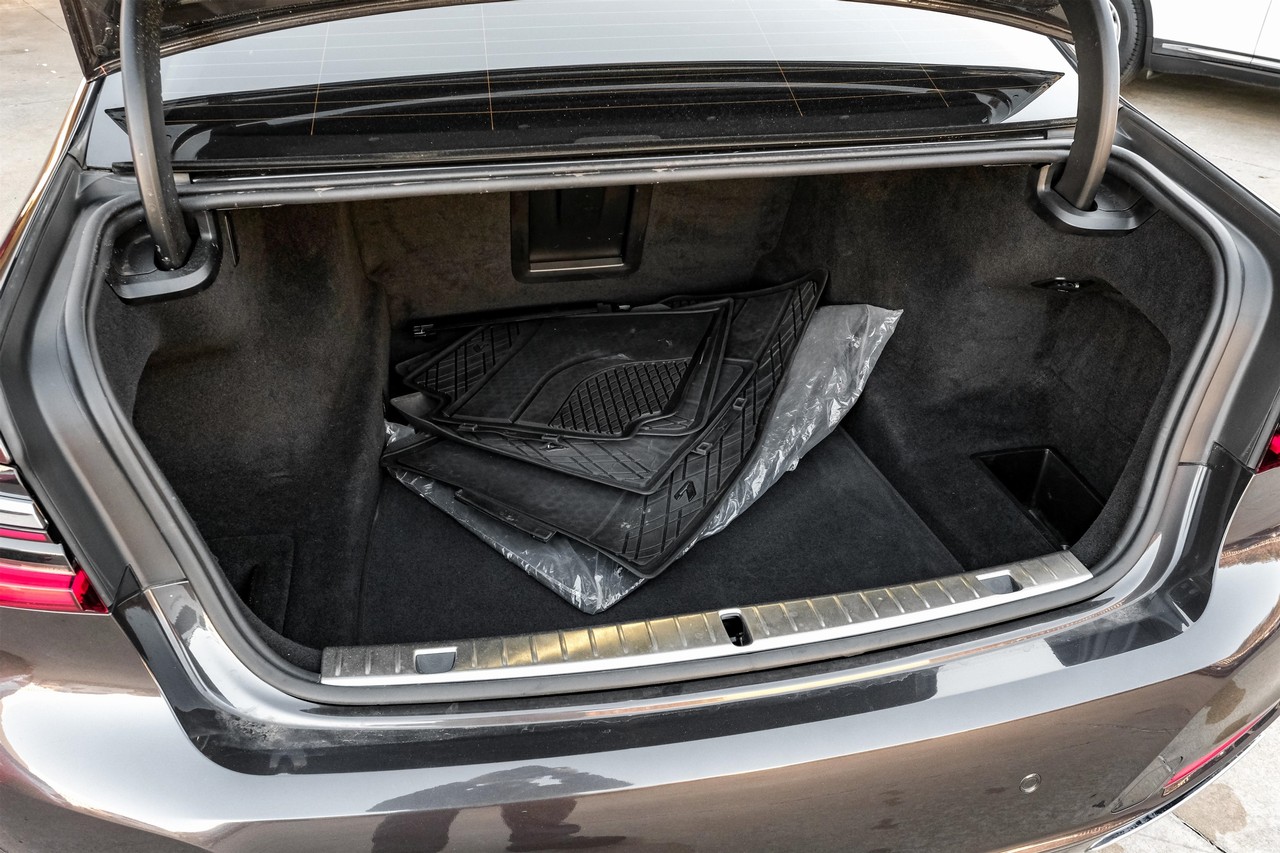 BMW 750i Vehicle Main Gallery Image 68