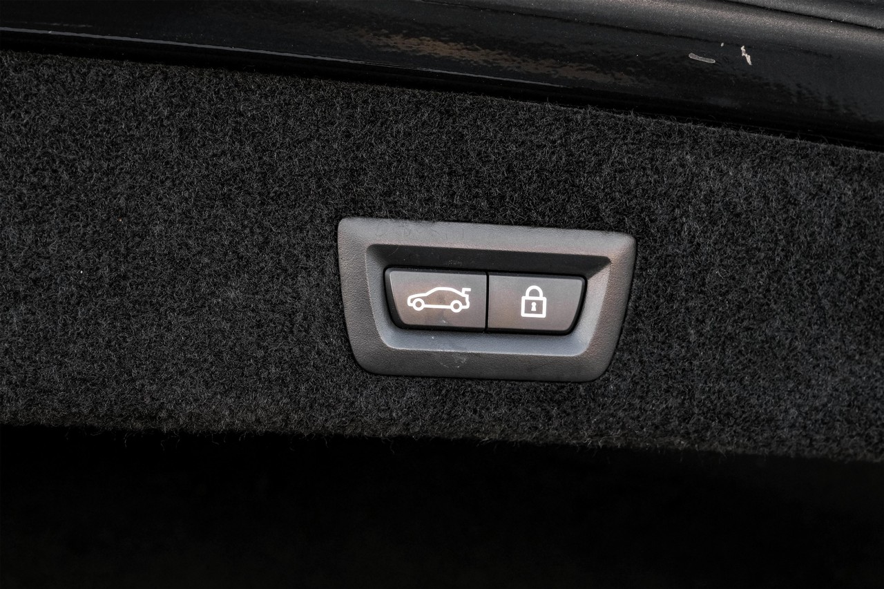 BMW 750i Vehicle Main Gallery Image 69