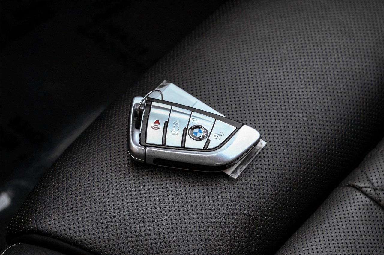 BMW 750i Vehicle Main Gallery Image 70