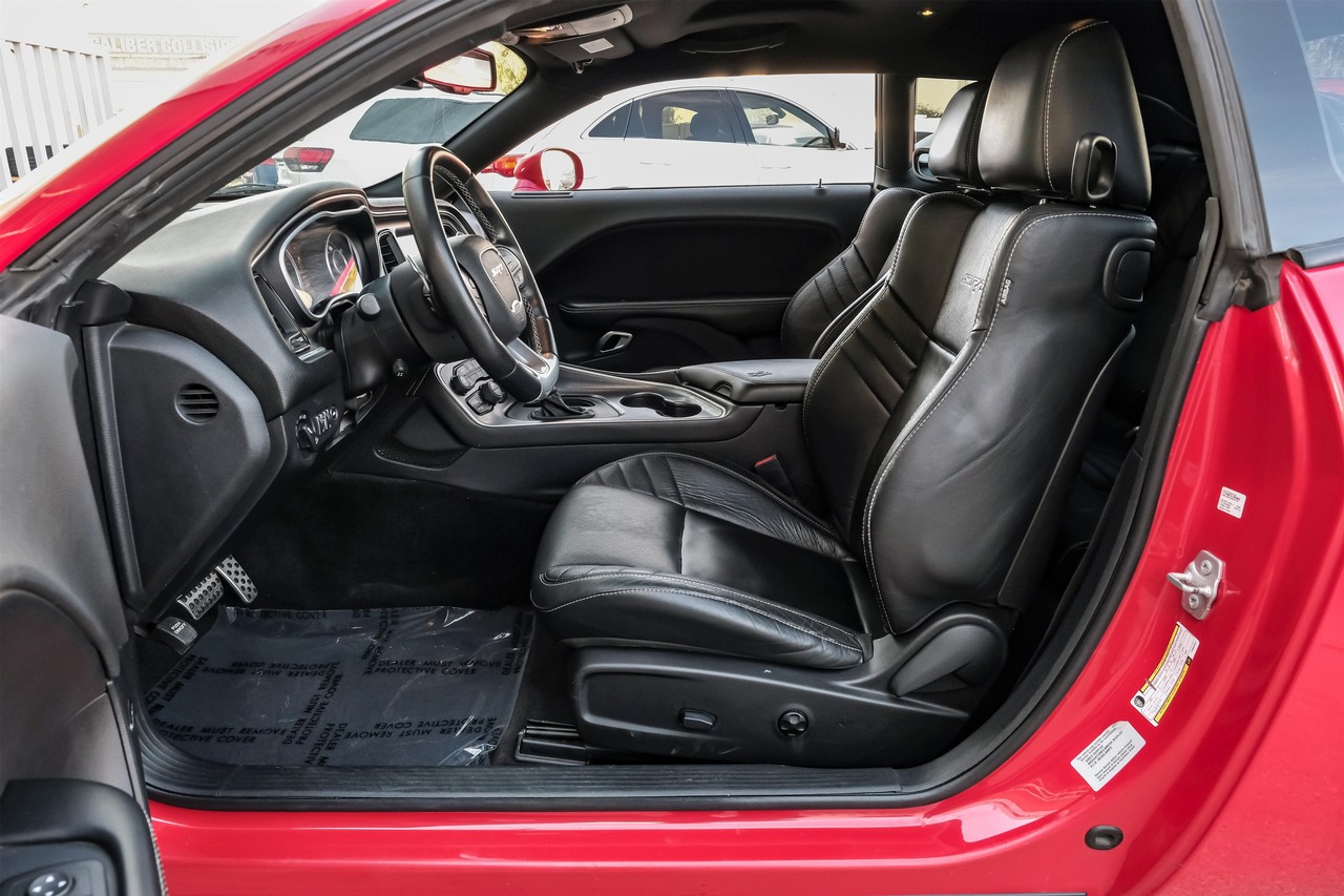 Dodge Challenger Vehicle Main Gallery Image 04