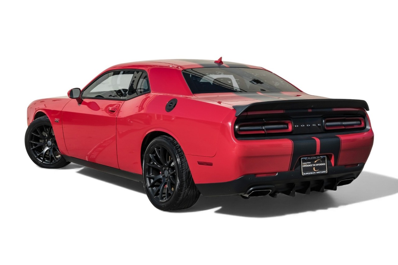 Dodge Challenger Vehicle Main Gallery Image 10
