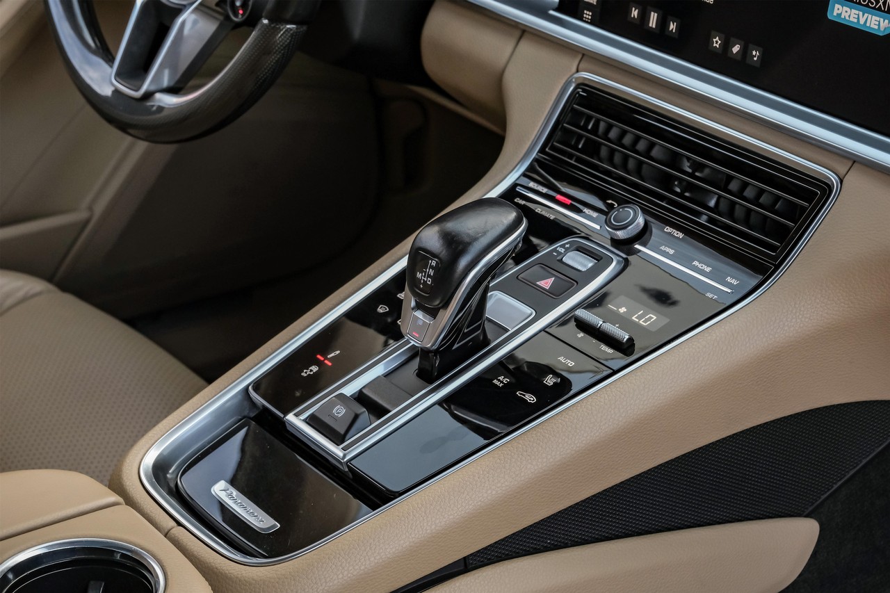 Porsche Panamera Vehicle Main Gallery Image 31