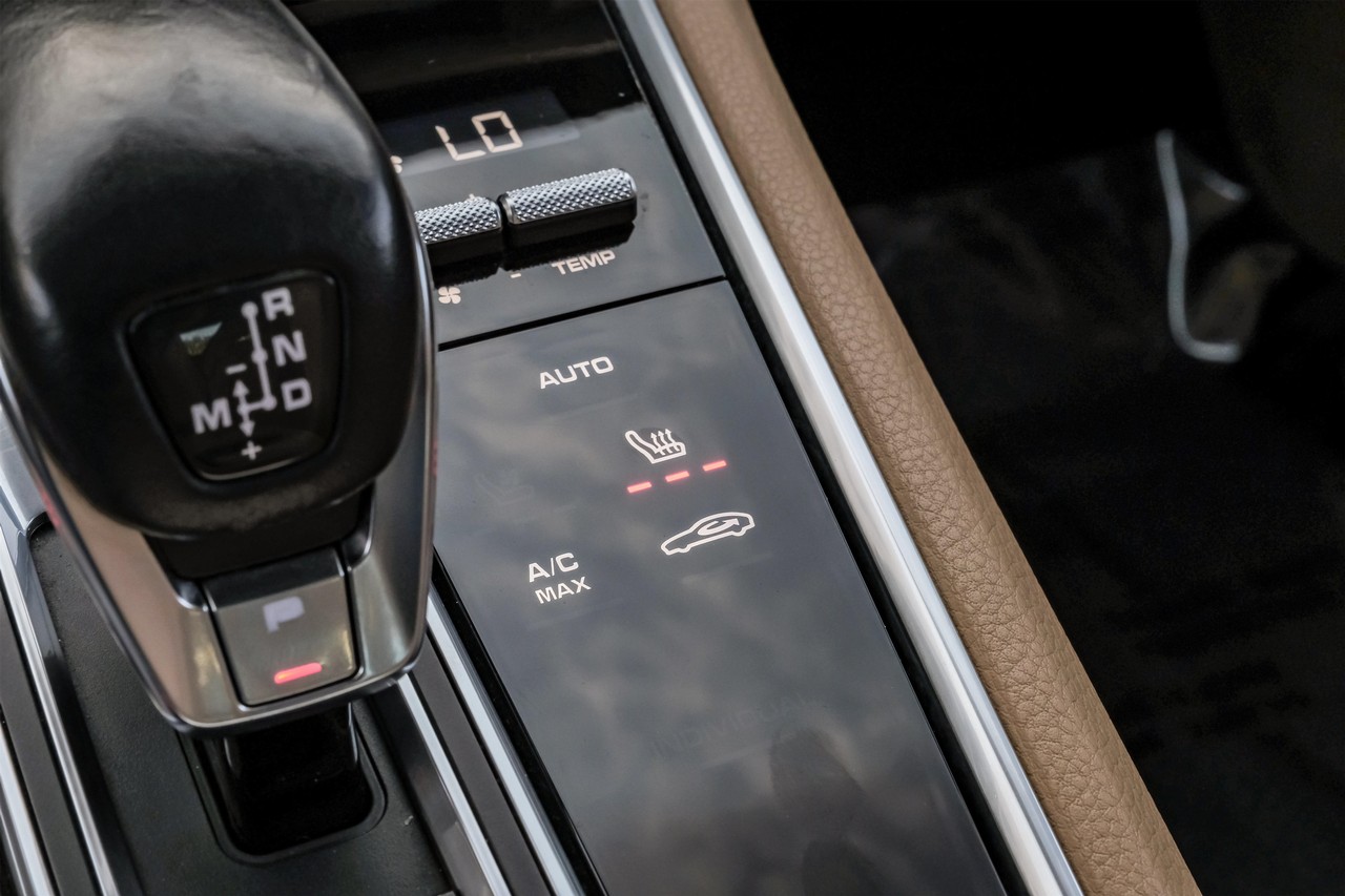 Porsche Panamera Vehicle Main Gallery Image 34