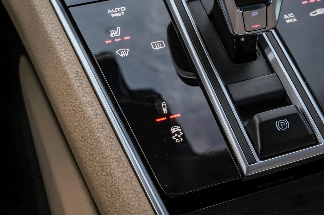 Porsche Panamera Vehicle Main Gallery Image 35