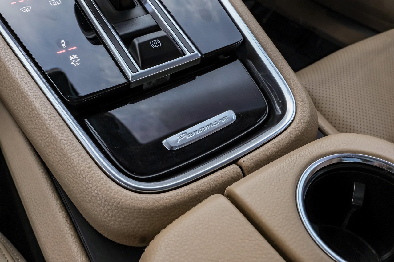 Porsche Panamera Vehicle Main Gallery Image 36