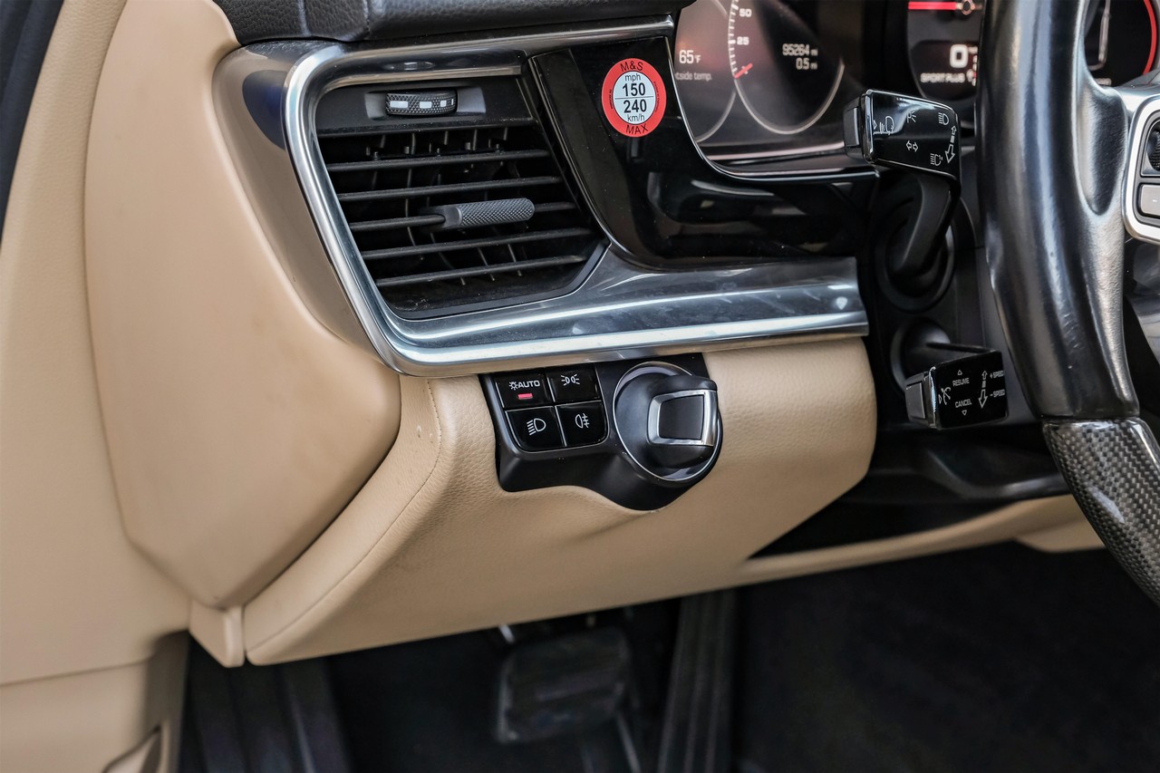 Porsche Panamera Vehicle Main Gallery Image 38