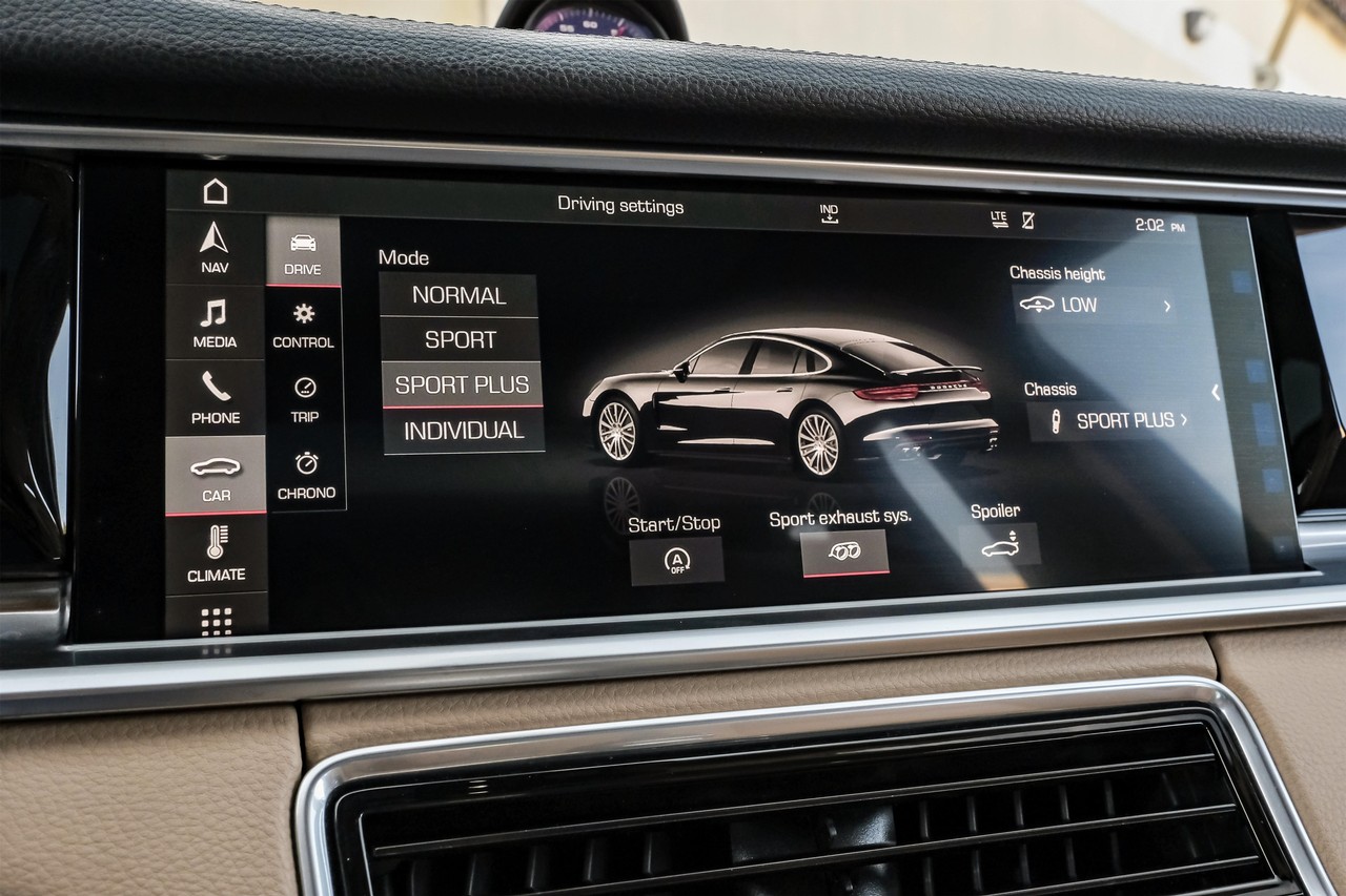 Porsche Panamera Vehicle Main Gallery Image 40