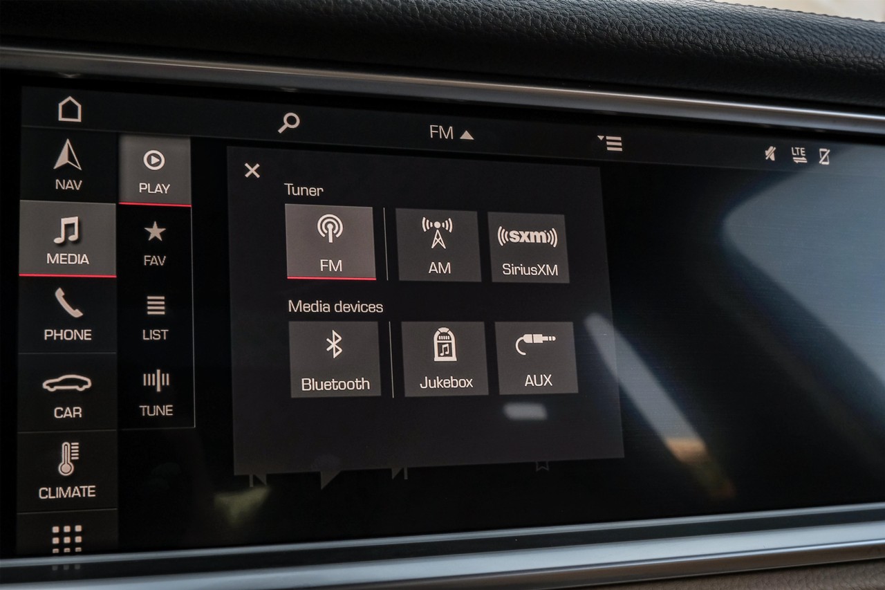 Porsche Panamera Vehicle Main Gallery Image 42