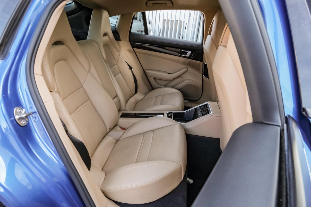 Porsche Panamera Vehicle Main Gallery Image 50