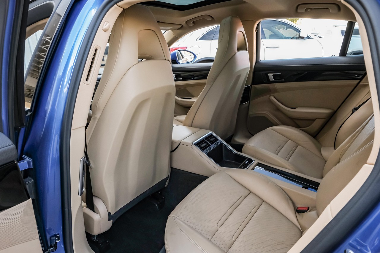 Porsche Panamera Vehicle Main Gallery Image 53