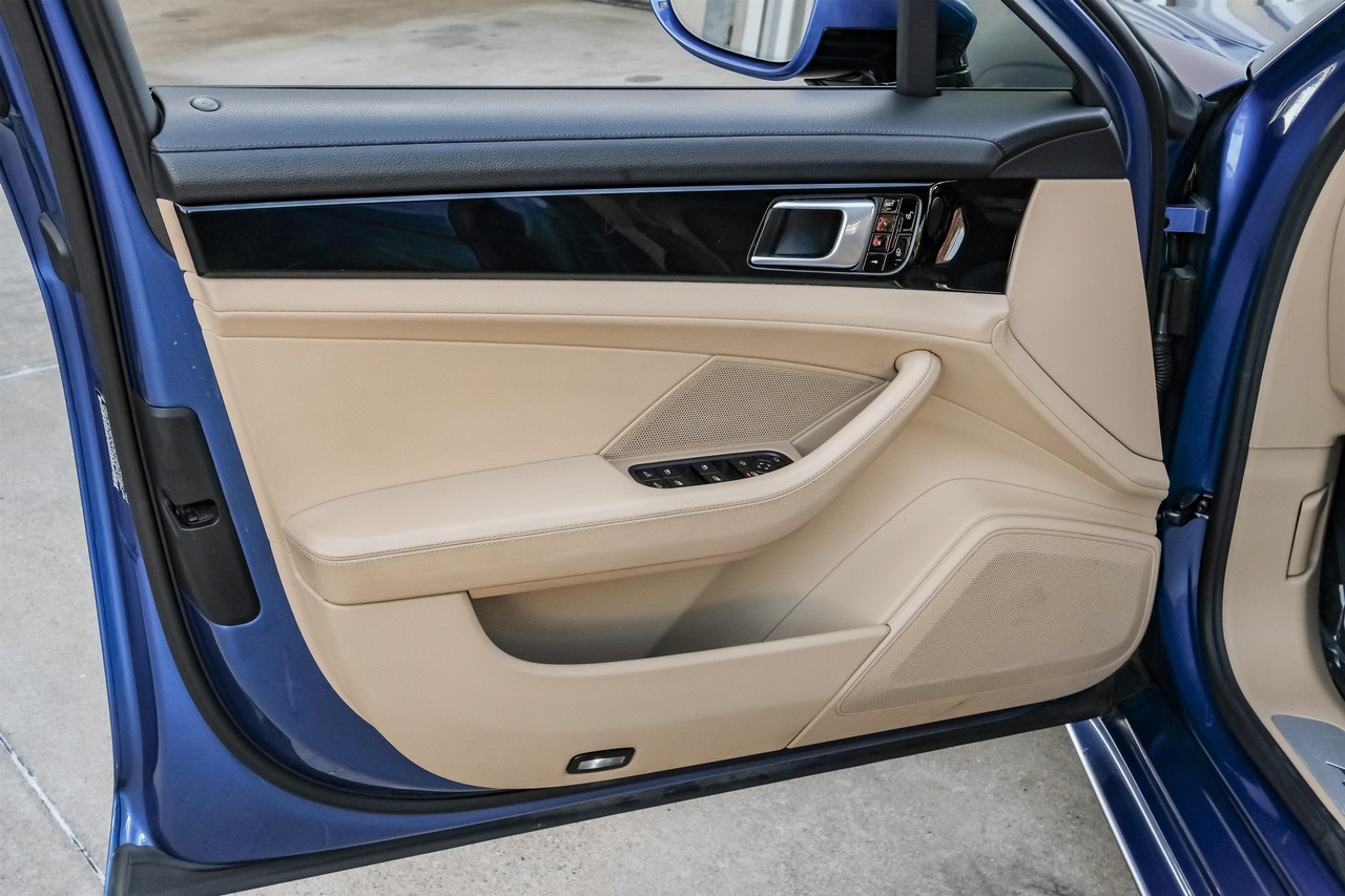 Porsche Panamera Vehicle Main Gallery Image 57